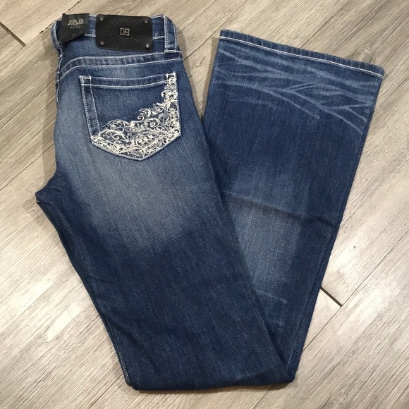 District 9 NWT Medium Wash Joplin Flare Jeans size 27 Long - Picture 1 of 9